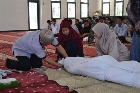 Tata Cara Memandikan Jenazah Perempuan