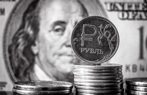 Dinero De Rusia Y Estados Unidos En Moneda De Rublo Ruso En Blanco Y