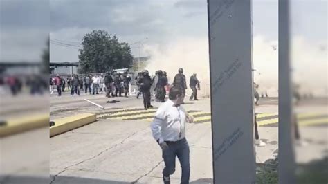 Se enfrentan policías y maestros en la autopista de Occidente La