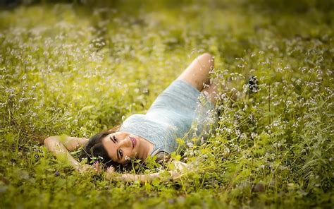 Women Gilr Grass Field Hd Wallpaper Peakpx