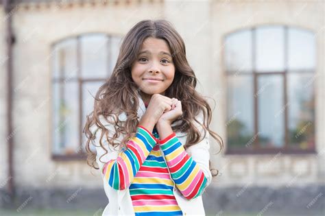 Fondo Urbano De Sonrisa Adorable Peinado De Niña Pequeña Concepto Tan