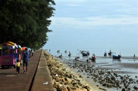 Pantai Di Tuban Dengan Pantai Biru Menawan