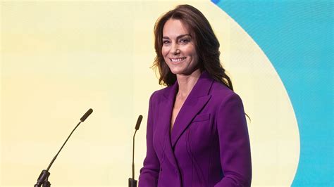 Perché Kate Middleton si è vestita di viola il colore del tailleur