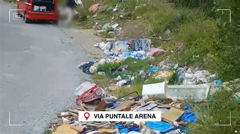 Messina Abbandona I Rifiuti In Strada Viene Ripreso Dalle Telecamere