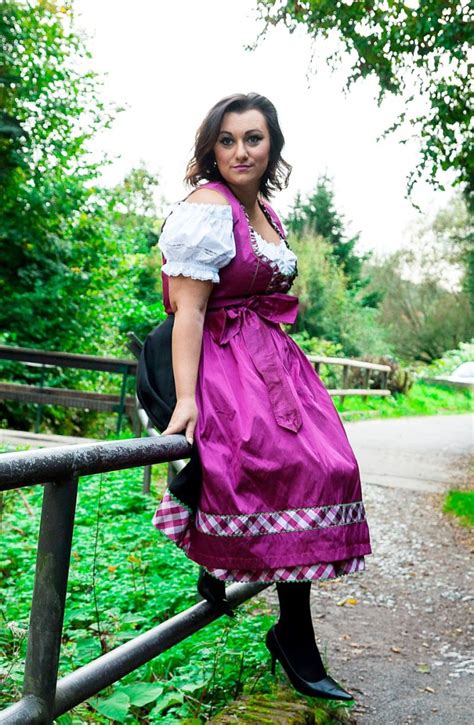 Dirndl für das Festzelt und wie man Schleife richtig bindet