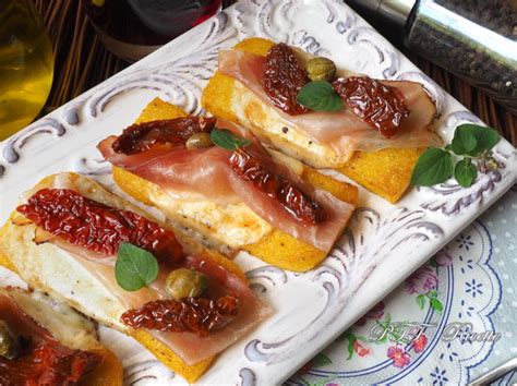 Crostini Di Polenta Con Speck Scamorza E Pomodori Secchi PTT Ricette