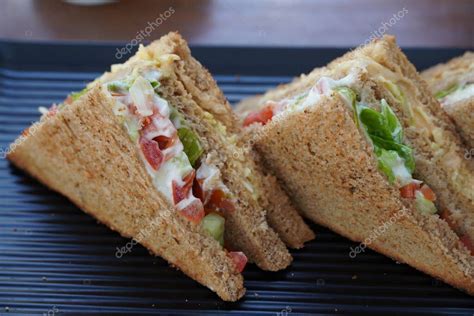 Dos S Ndwiches De Club Colocados En Un Plato Negro En Un Restaurante