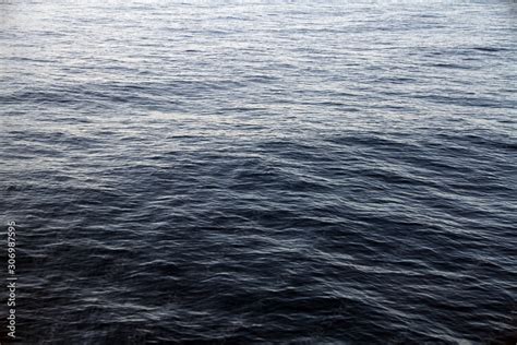 Wellen auf der Wasseroberfläche im Meer Gischt am Ozean bei einer