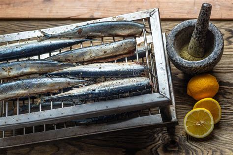 Saurio Crudo En Una Parrilla Para Fumar Con La Opini N Superior Del Lim