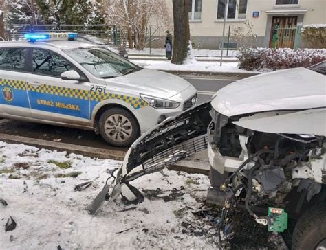 Kierowca Nagle Zas Ab Straci Przytomno I Uderzy W Latarni