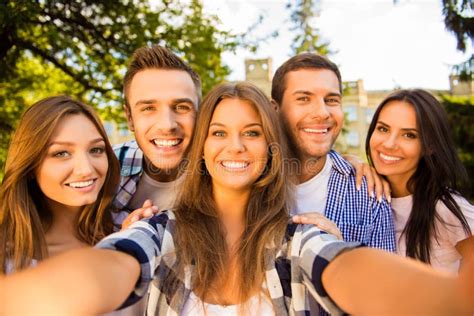 Cinco Mejores Amigos Felices Con Sonrisa Toothy Haciendo Foto Selfie