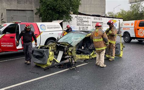 Auto Queda Destrozado Tras Choque En Avenida Morones Prieto Monterrey