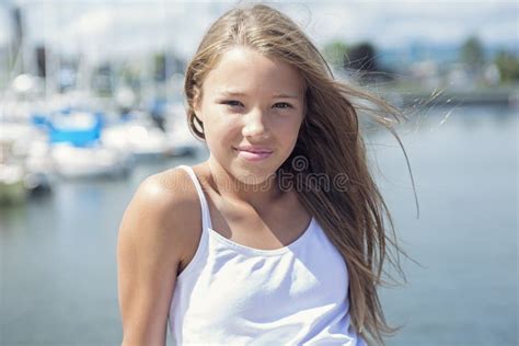 Menina Adolescente De Cabelos Compridos Nova Que Está Na Praia Foto De Stock Imagem De Marrom