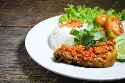 Premium Photo Ayam Geprek Sambal Indonesian Food Or Geprek Fried Chicken With Sambal Hot Chili