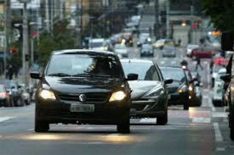 Motoristas deverão usar o farol durante o dia em rodovias do país