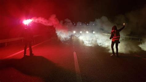 Los Cdr Y Estudiantes Cortan Calles Y Carreteras En Barcelona