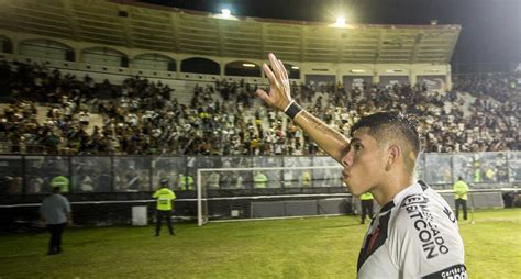 Retorno aos gramados em São Januário emociona Carlos Palacios Vasco