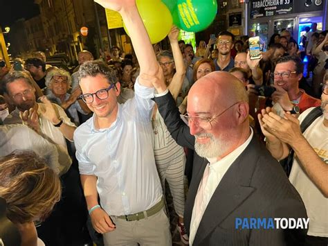 Guerra Nuovo Sindaco Di Parma La Festa In Piazza