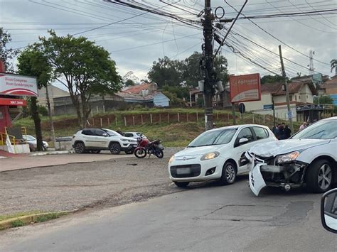 Duas Pessoas Ficam Feridas Em Acidente Entre Carro E Moto Em Novo