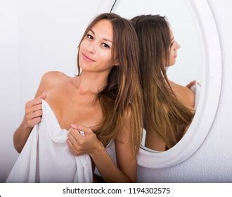 Smiling Sensual Nude Woman Long Hair写真素材1564611277 Shutterstock