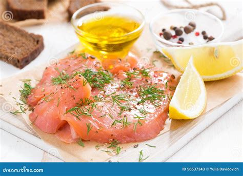 Aperitivo Salmones Y Pan Salados En Un Tablero De Madera Imagen De