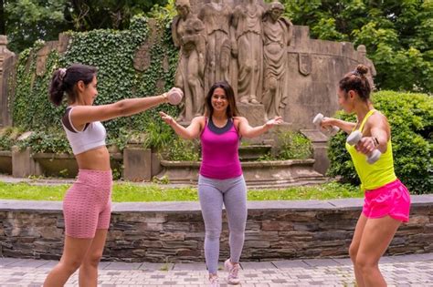 Chica Latina Haciendo Deporte En Un Parque En El Estilo De Vida De La Ciudad Una Maestra De Vida