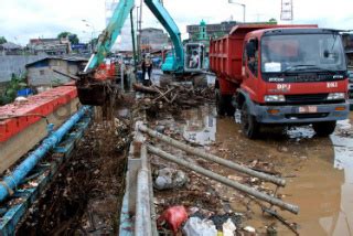 Pembersihan Sampah Di Sungai Ciliwung DATATEMPO