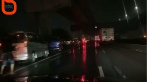 VIRAL Video Puluhan Mobil Pecah Ban Bersamaan Di Jalan Tol Jakarta