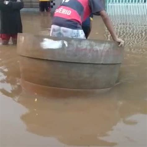 V Deo Moradores Usam Caixa D Gua Como Barco Em Ruas Alagadas Na