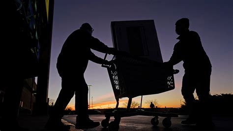 Inflation squeezes holiday budgets for low-income shoppers