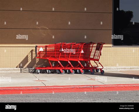 Grocery Store Carts Hi Res Stock Photography And Images Alamy