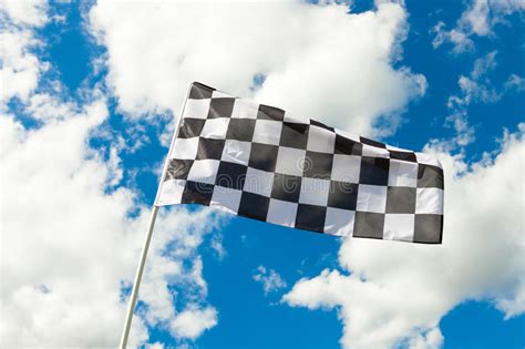 Bandeira Quadriculado Que Acena No Vento As Nuvens No Fundo