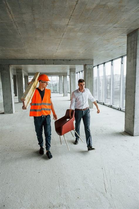 Concepción Del Trabajo En Equipo Hombre De Traje Y Hombre De Mano Con