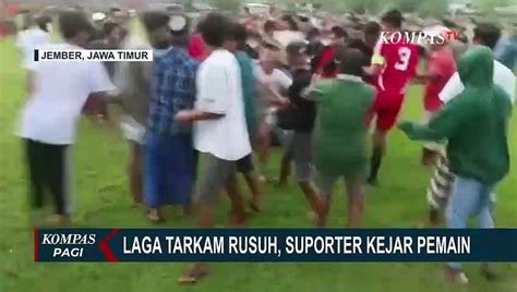 Ricuh Tak Terima Keputusan Wasit Suporter Kejar Lawan Pemain Sebak