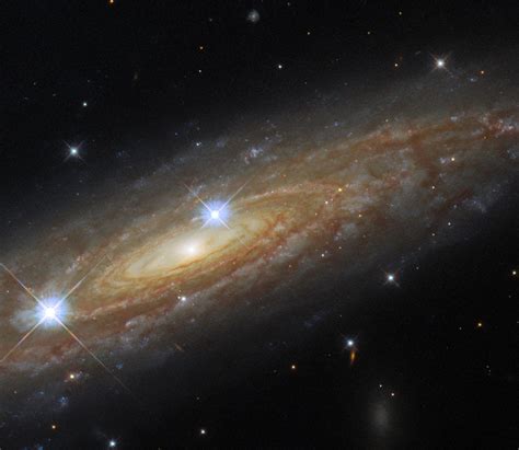 Hubble Captura Imagem De Galáxia Espiral A 230 Milhões De Anos Luz De