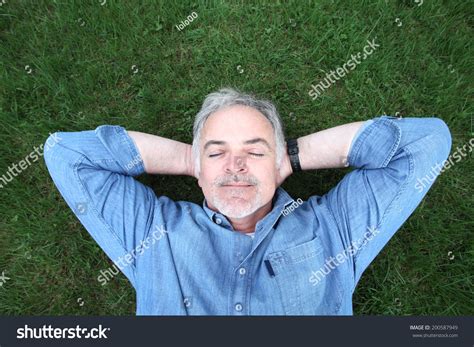 36428 Man Lying Grass Bilder Stockfotos Und Vektorgrafiken Shutterstock