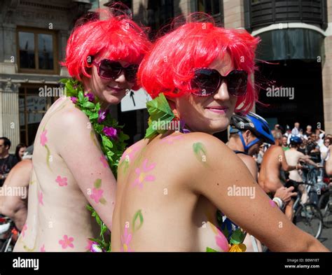 Zwei Frauen In Roten Per Cken Und Sonnenbrillen In Das Naked Bike