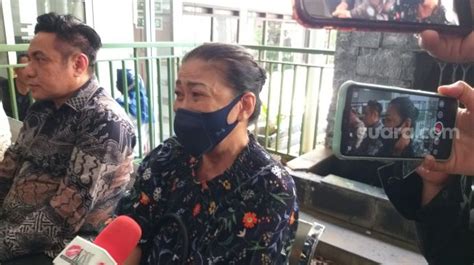 Momen Ibu Inge Anugerah Nangis Saksikan Sidang Cerai Anaknya Dan Ari