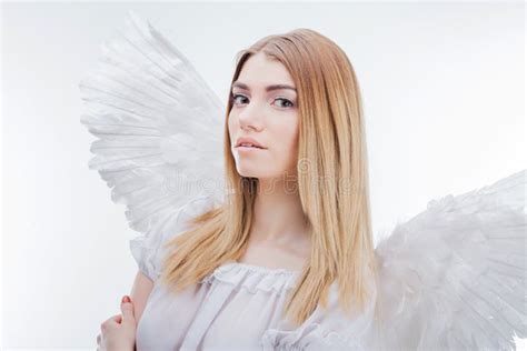 Un Ange De Ciel Jeunes Fille Blonde Merveilleuse Dans L Image D Un Ange Avec Les Ailes Blanches