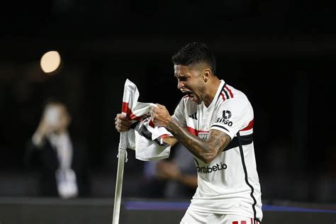 Herói na Copa do Brasil Nestor vira torcedor na Supercopa Tricolor