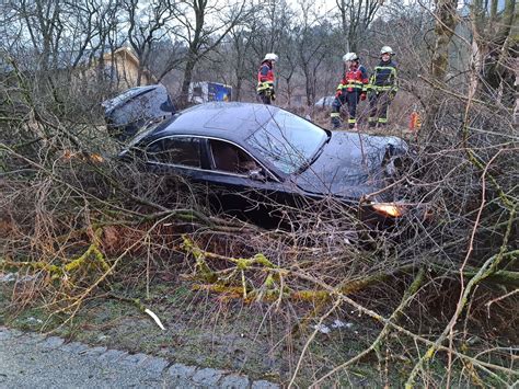 Einsatz Verkehrsunfall Mit Pkw Freiwillige Feuerwehr