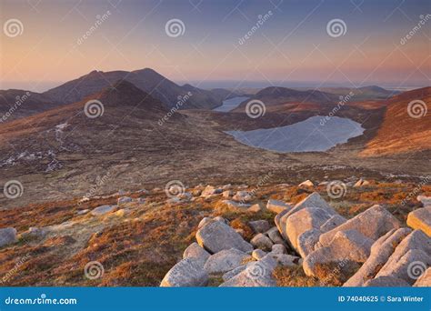 Salida Del Sol Sobre Las Montañas De Mourne En Irlanda Del Norte Imagen