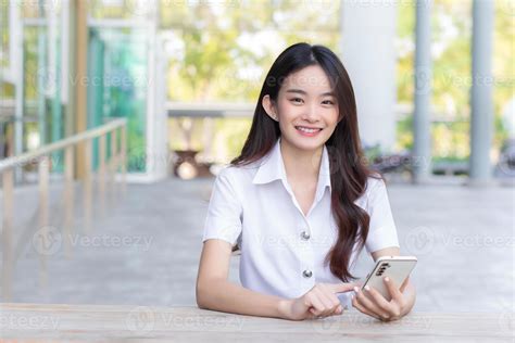 Joven Estudiante Asiática En Uniforme Usando Un Teléfono Inteligente