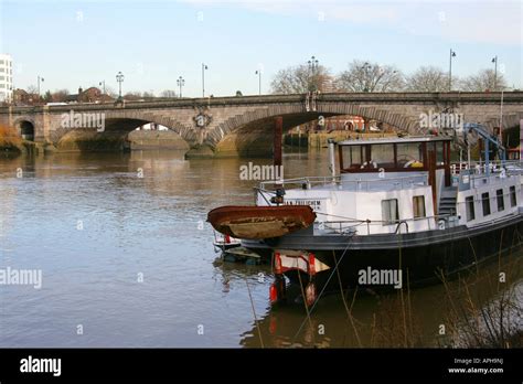 Kew Bridge Hi Res Stock Photography And Images Alamy