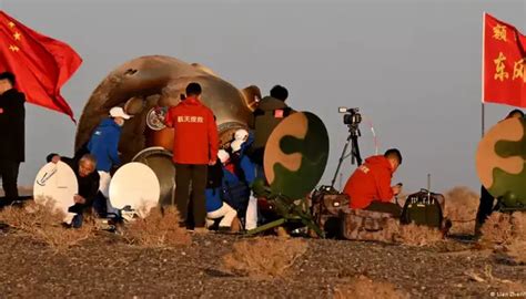 China Shenzhou Astronauts Return To Earth Times Of Oman