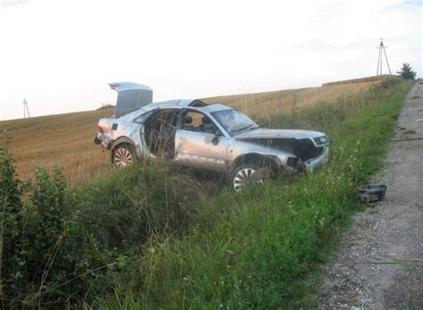 22 letni kierowca audi jechał za szybko Wypadł z drogi i dachował