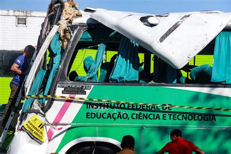 Polícia Científica pericia ônibus do IFPA envolvido em acidente