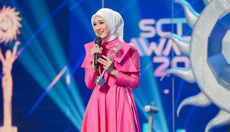 Potret Cut Syifa Di Sctv Awards Jadi Pembaca Nominasi Bareng