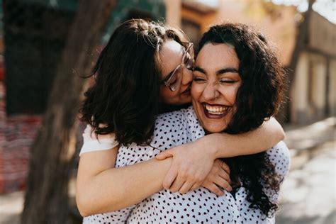 Romantic Hug Vs Friendly Hug How To Tell If A Hug Is Romantic