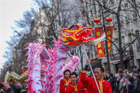 O Desfile Do Ano Novo Chin S Regressa Ao Arrondissement De Paris